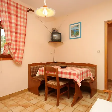 Karbuni 9308c Daire Blato (Korcula)