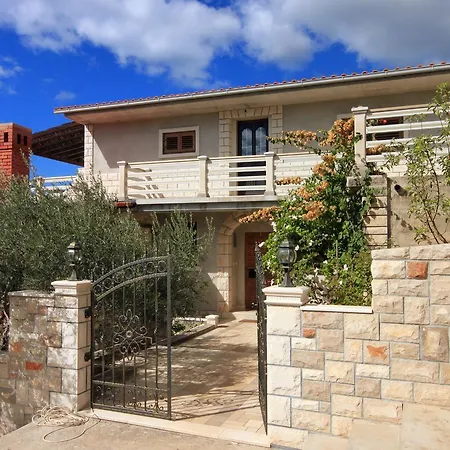 Karbuni 9308c Daire Blato (Korcula)