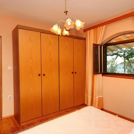 Karbuni 9308c Daire Blato (Korcula)